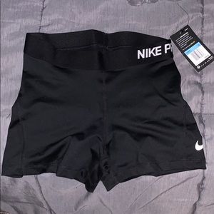 Women’s Nike pro spandex. NWT. Size M
